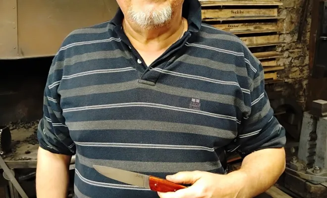 Jean-Christophe crée son couteau de table à l’atelier Ô Feu Forgé, Vielverge, O Feu Forgé