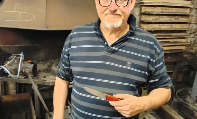 Jean-Christophe crée son couteau de table à l’atelier Ô Feu Forgé, Vielverge, O Feu Forgé