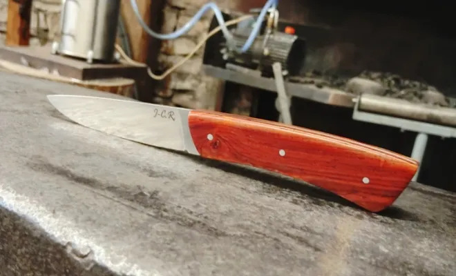 Jean-Christophe crée son couteau de table à l’atelier Ô Feu Forgé, Vielverge, O Feu Forgé