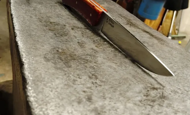 Jean-Christophe crée son couteau de table à l’atelier Ô Feu Forgé, Vielverge, O Feu Forgé