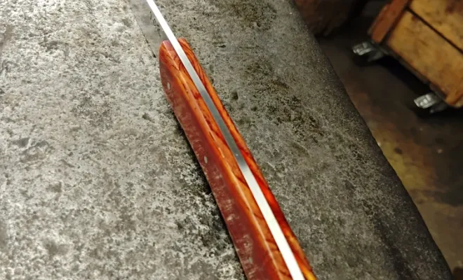 Jean-Christophe crée son couteau de table à l’atelier Ô Feu Forgé, Vielverge, O Feu Forgé