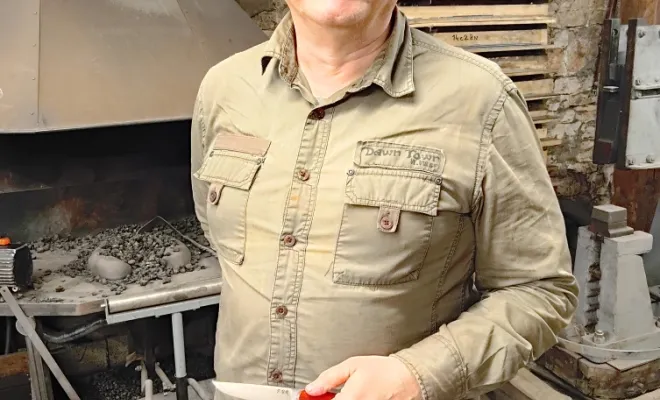 Pierre-Yves découvre la coutellerie artisanale à l’atelier Ô Feu Forgé, Vielverge, O Feu Forgé