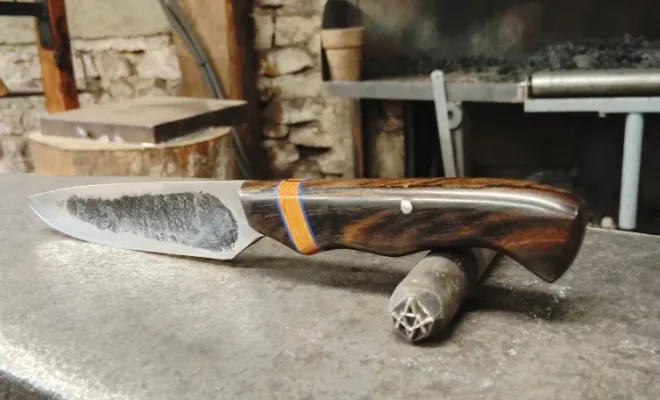 Cécile forge son couteau Yakut à l’atelier Ô Feu Forgé, Vielverge, O Feu Forgé