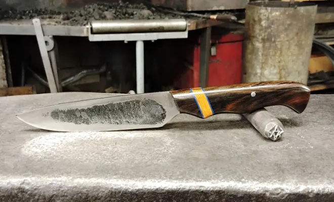 Cécile forge son couteau Yakut à l’atelier Ô Feu Forgé, Vielverge, O Feu Forgé
