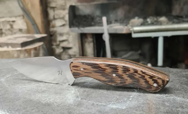 Hugo crée son couteau outdoor à l’atelier Ô Feu Forgé, Vielverge, O Feu Forgé