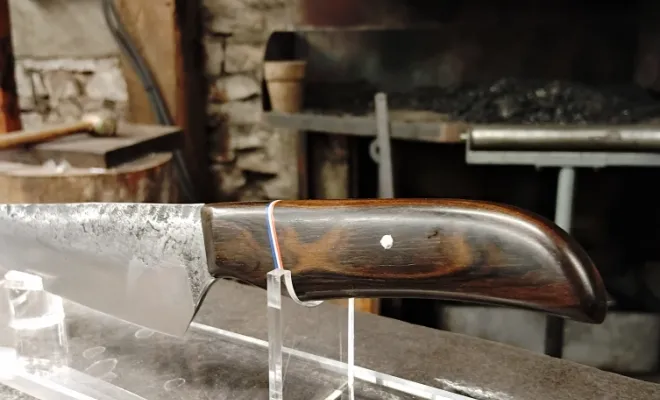 Un couteau de cuisine forgé par GuillaumeQuand la passion du geste remplace l’achat tout fait, Vielverge, O Feu Forgé