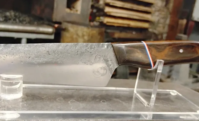 Un couteau de cuisine forgé par GuillaumeQuand la passion du geste remplace l’achat tout fait, Vielverge, O Feu Forgé