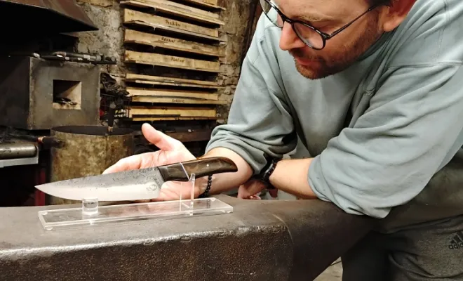 Un couteau de cuisine forgé par GuillaumeQuand la passion du geste remplace l’achat tout fait, Vielverge, O Feu Forgé