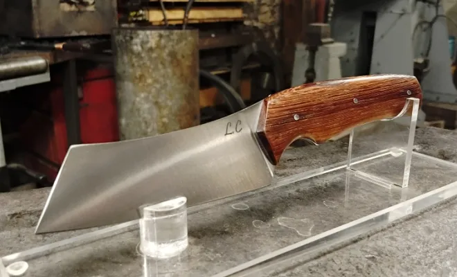 Journée de découverte de la coutellerie artisanale avec un maréchal-ferrant passionné, Vielverge, O Feu Forgé