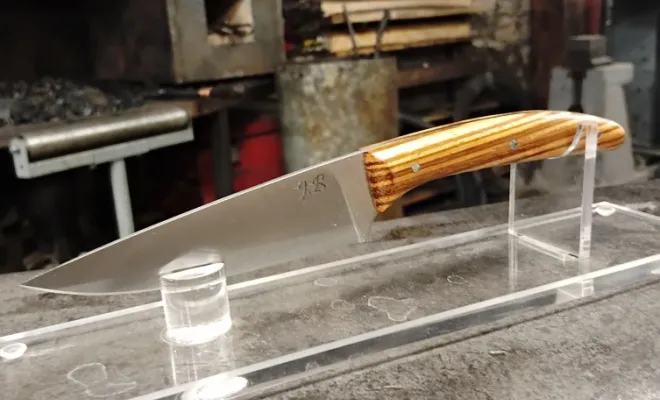 John découvre la coutellerie artisanale, Vielverge, O Feu Forgé