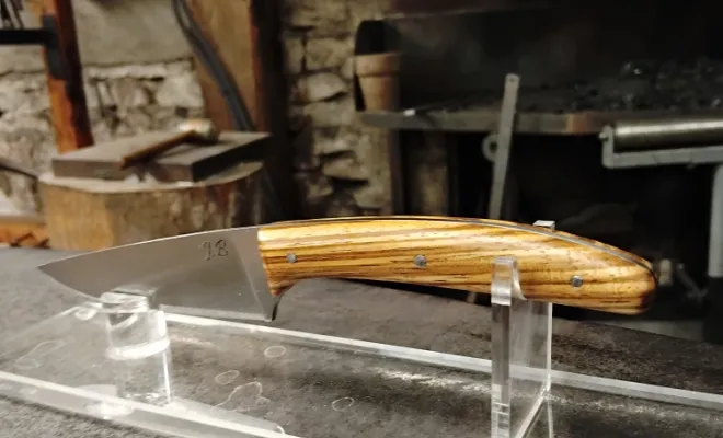 John découvre la coutellerie artisanale, Vielverge, O Feu Forgé