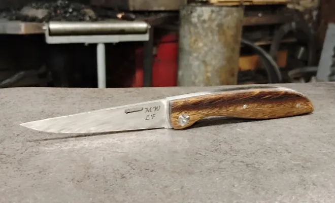 Maude crée son couteau pliant le Tochou en albizia, Vielverge, O Feu Forgé