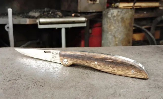 Maude crée son couteau pliant le Tochou en albizia, Vielverge, O Feu Forgé