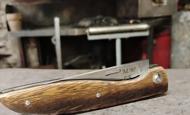 Maude crée son couteau pliant le Tochou en albizia, Vielverge, O Feu Forgé