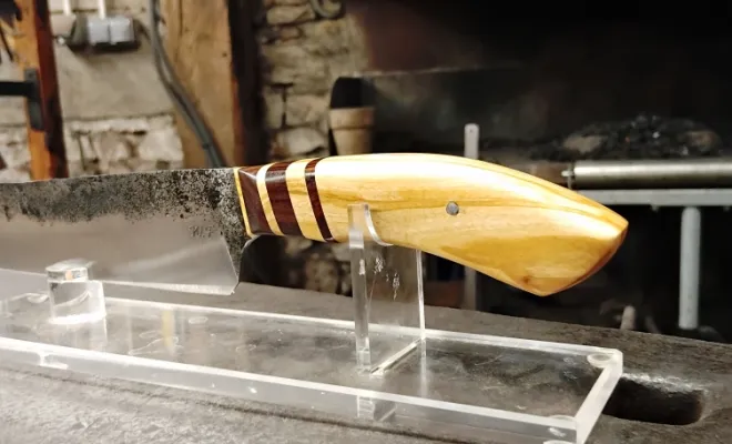 Francis, une lame de cuisine née de la persévérance, Vielverge, O Feu Forgé