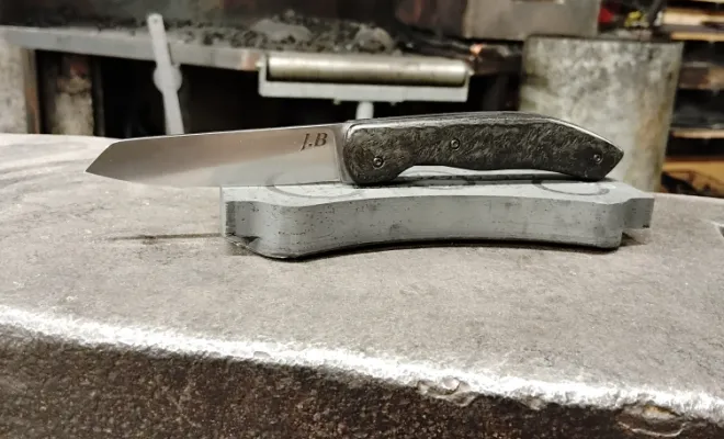 Baptiste, un ancien mécano de F1, crée un couteau pliant unique, Vielverge, O Feu Forgé