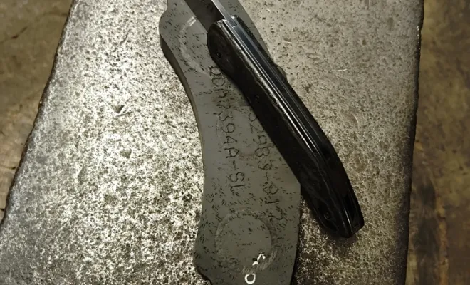 Baptiste, un ancien mécano de F1, crée un couteau pliant unique, Vielverge, O Feu Forgé