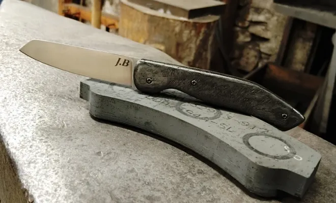 Baptiste, un ancien mécano de F1, crée un couteau pliant unique, Vielverge, O Feu Forgé