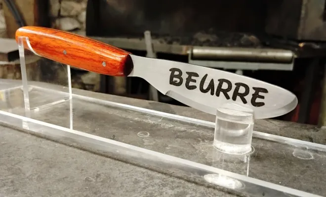 Baptiste, un ancien mécano de F1, crée un couteau pliant unique, Vielverge, O Feu Forgé