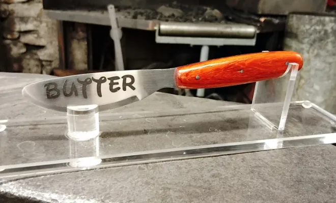 Baptiste, un ancien mécano de F1, crée un couteau pliant unique, Vielverge, O Feu Forgé