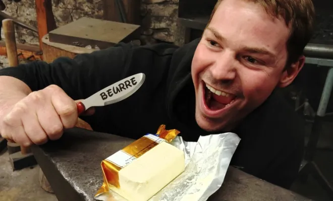 Baptiste, un ancien mécano de F1, crée un couteau pliant unique, Vielverge, O Feu Forgé