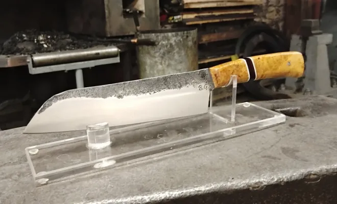 Un couteau forgé en 135Cr3 type santoku pour David, Vielverge, O Feu Forgé