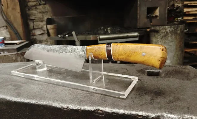 Un couteau forgé en 135Cr3 type santoku pour David, Vielverge, O Feu Forgé