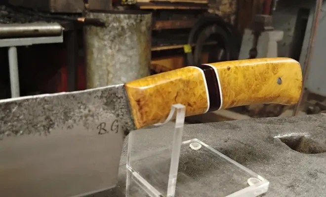 Un couteau forgé en 135Cr3 type santoku pour David, Vielverge, O Feu Forgé