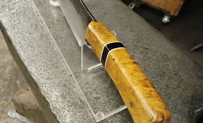 Un couteau forgé en 135Cr3 type santoku pour David, Vielverge, O Feu Forgé