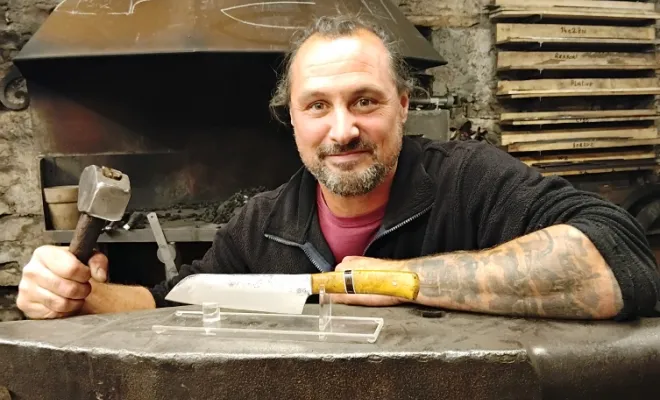 Un couteau forgé en 135Cr3 type santoku pour David, Vielverge, O Feu Forgé