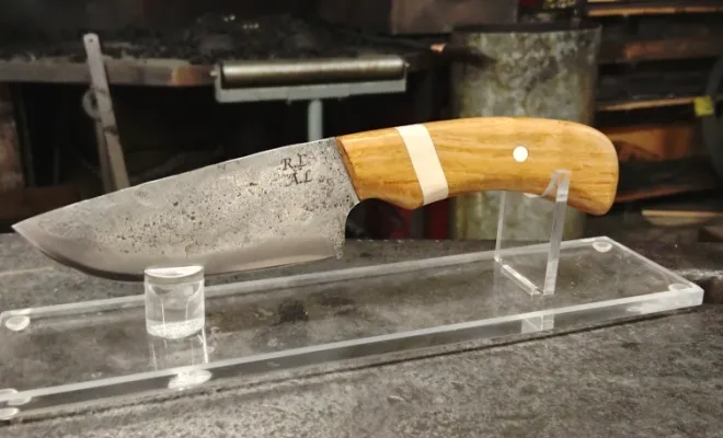 Amandine insuffle douceur et pureté dans la forge, Vielverge, O Feu Forgé