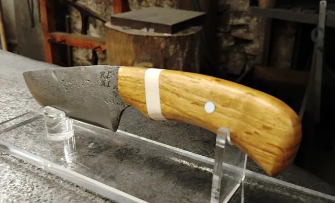 Amandine insuffle douceur et pureté dans la forge, Vielverge, O Feu Forgé