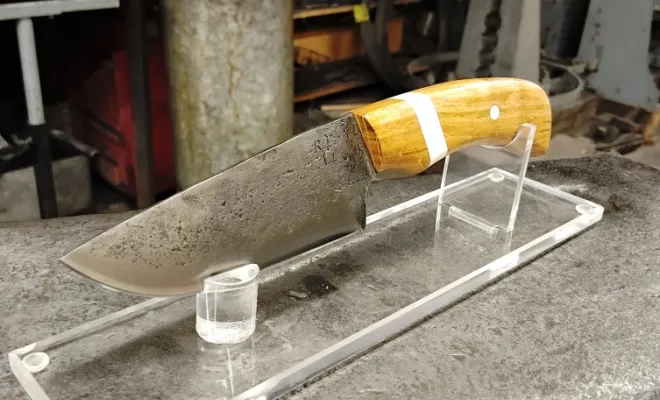 Amandine insuffle douceur et pureté dans la forge, Vielverge, O Feu Forgé