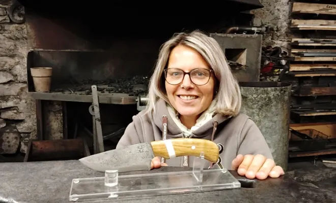 Amandine insuffle douceur et pureté dans la forge, Vielverge, O Feu Forgé