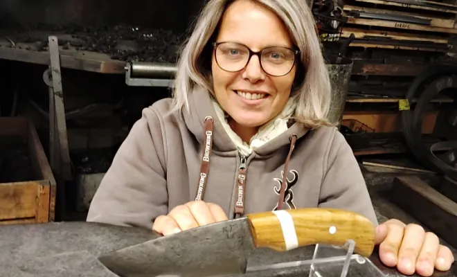 Amandine insuffle douceur et pureté dans la forge, Vielverge, O Feu Forgé