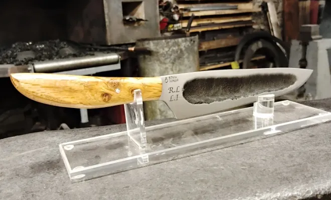 Rémy, Toulousain, crée un couteau unique à Vielverge, Vielverge, O Feu Forgé