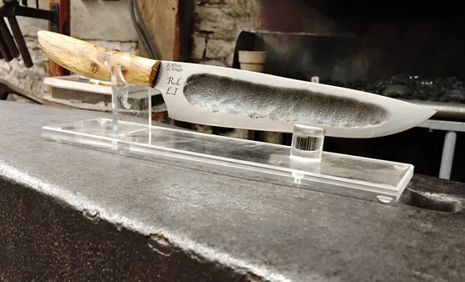 Rémy, Toulousain, crée un couteau unique à Vielverge, Vielverge, O Feu Forgé