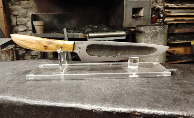 Rémy, Toulousain, crée un couteau unique à Vielverge, Vielverge, O Feu Forgé