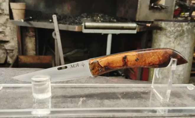 Nouveau Tochou, lame en Inox RWL34 et manche de ceps de vigne, Vielverge, O Feu Forgé