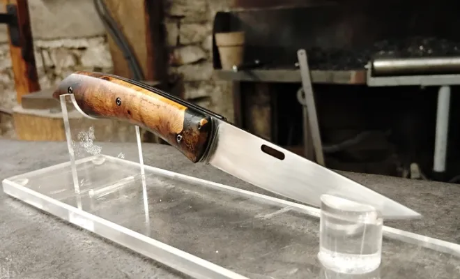 Nouveau Tochou, lame en Inox RWL34 et manche de ceps de vigne, Vielverge, O Feu Forgé