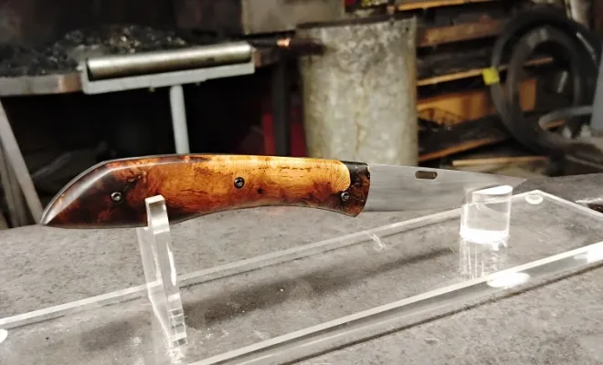 Nouveau Tochou, lame en Inox RWL34 et manche de ceps de vigne, Vielverge, O Feu Forgé