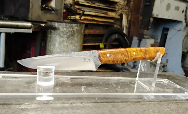 Yveline réussit la création de son couteau de table après plusieurs essais, Vielverge, O Feu Forgé