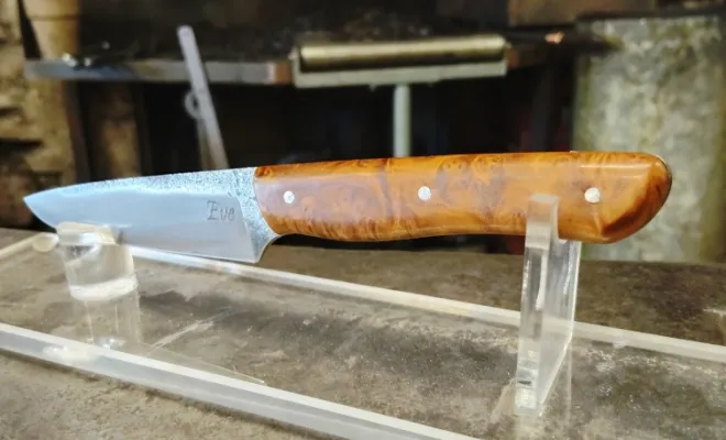 Yveline réussit la création de son couteau de table après plusieurs essais, Vielverge, O Feu Forgé
