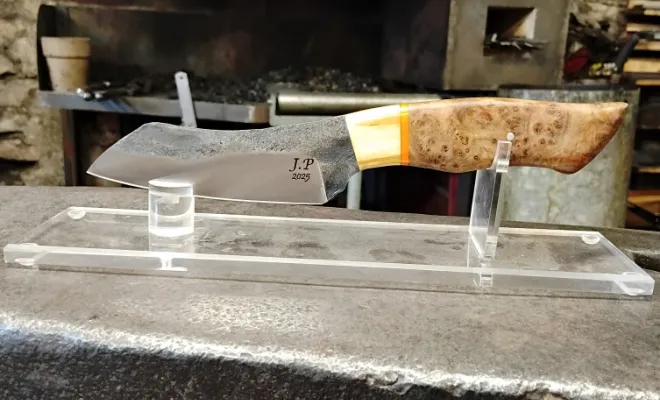 Jean Pierre découvre la coutellerie à la forge, Vielverge, O Feu Forgé