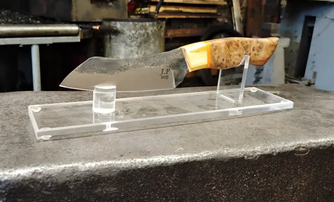 Jean Pierre découvre la coutellerie à la forge, Vielverge, O Feu Forgé