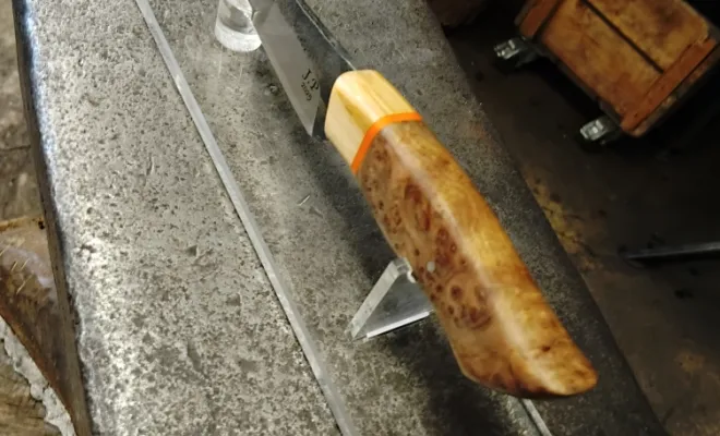 Jean Pierre découvre la coutellerie à la forge, Vielverge, O Feu Forgé