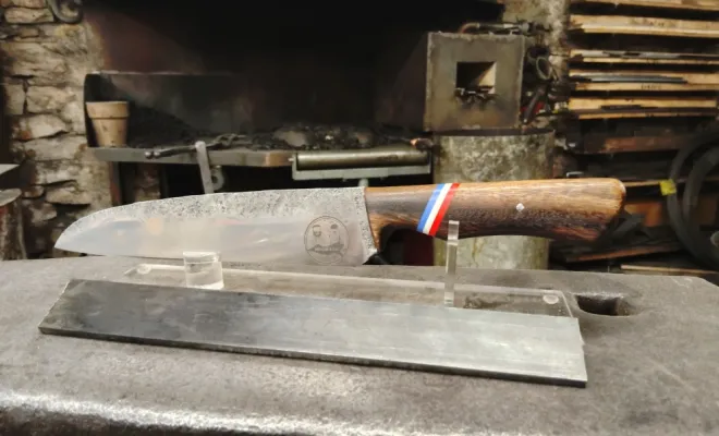 Arthur réalise son rêve de forger son couteau chez O Feu Forgé, Vielverge, O Feu Forgé