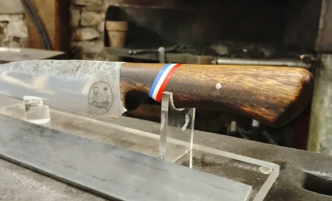 Arthur réalise son rêve de forger son couteau chez O Feu Forgé, Vielverge, O Feu Forgé
