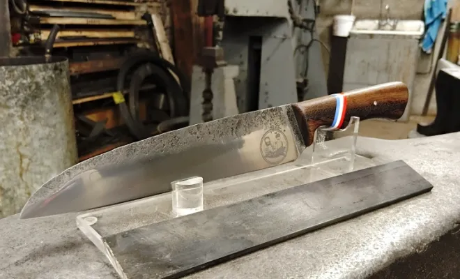 Arthur réalise son rêve de forger son couteau chez O Feu Forgé, Vielverge, O Feu Forgé