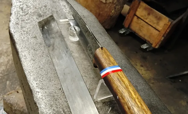 Arthur réalise son rêve de forger son couteau chez O Feu Forgé, Vielverge, O Feu Forgé